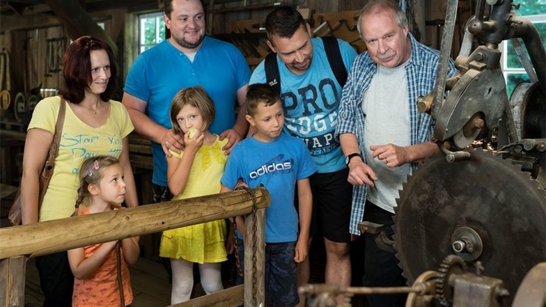 Manfred Heerlein (r.), Chef der Schauanlage Neumannmühle, erklärt Familie Regel aus der Nähe von Sömmerda sowie Markus und Hannah aus Schöna die Technik der Mühle.