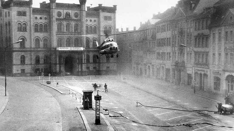 Mächtig Staub aufgewirbelt wurde vor dem Zittauer Rathaus, als der Interflughubschrauber 1970 einen neuen Fahnenmast montierte.