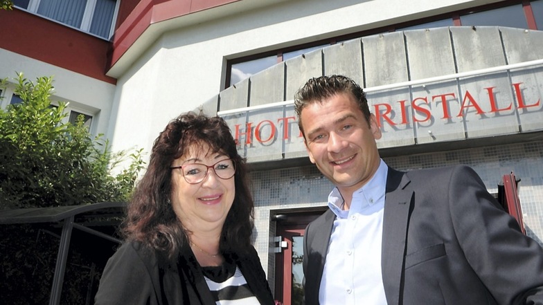 Christina Piche, Inhaberin des Hotels „Kristall“, und Sohn Daniel vor dem Eingang des Hauses, das sich im Laufe der Jahre doch stark verändert hat.