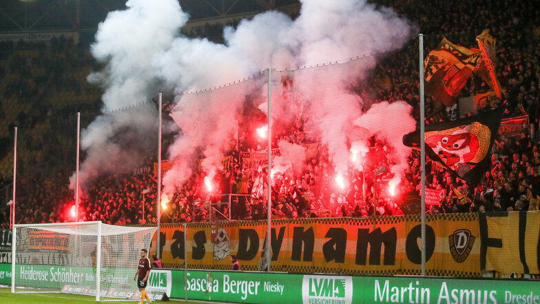 Vor dem Anpfiff zündeten die Fans von Dynamo Pyrotechnik im Stadion.