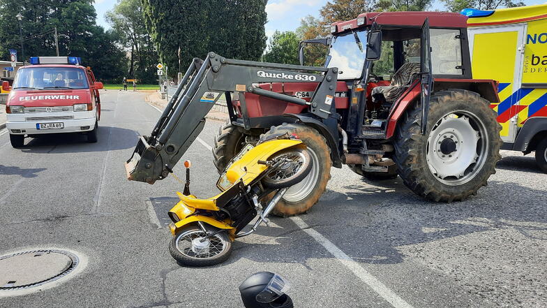 15-jährige Mopedfahrerin nach Unfall mit Traktor verletzt