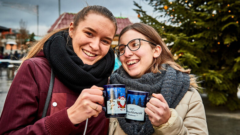 Zwei von 5.000 Tassen:  Emily und Anna (r.) trinken auf dem Heidenauer Weihnachtsmarkt Glühwein aus Heidenau-Tassen.