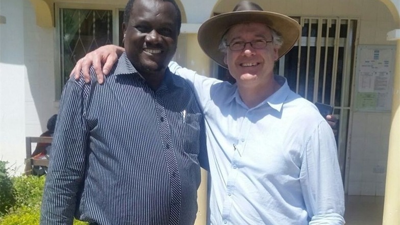Mit John Mafwimbo, dem tansanischen Bischof, verbindet Jens Marcus Albrecht inzwischen eine Freundschaft. Mafwimbo trägt vor Ort seit Beginn die Leitung des Projekts.