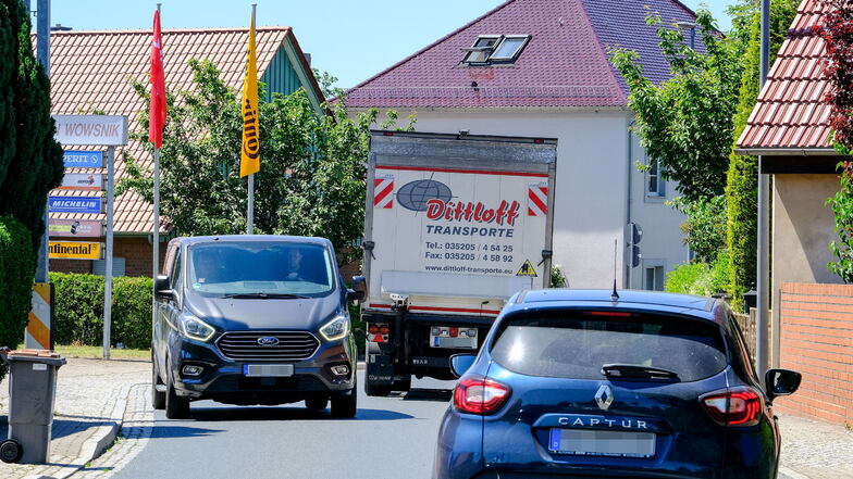 Im Bereich der S-Kurve bei Reifen Wowsnik ist die Fahrbahn der Kötitzer Straße besonders eng. Immer wieder beobachten Anwohner riskante Ausweichmanöver über die Fußwege. Zudem würden viele Kraftfahrer sich nicht ans Tempolimit halten.