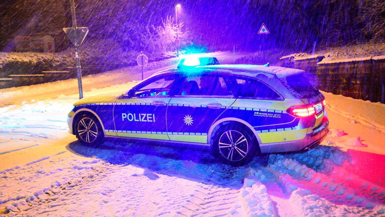 Ein Polizeiauto im baden-württembergischen Ziegelhausen: Schneefälle haben im Süden Deutschlands für winterliche Straßenverhältnisse gesorgt.