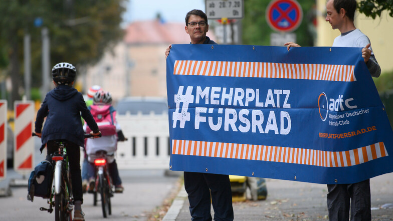 Anfang September hat der ADFC Dresden unter dem Slogan "Mehr Platz fürs Rad" für mehr Sicherheit auf dem Schulweg demonstriert.