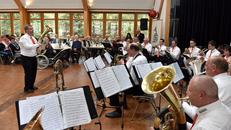 Das 65-jährige Bestehen ihre Ensembles haben die Schmiedeberger Musikanten mit rund 200 Zuschauern im Saal des Schmiedeberger Martin Luther King Hauses gefeiert