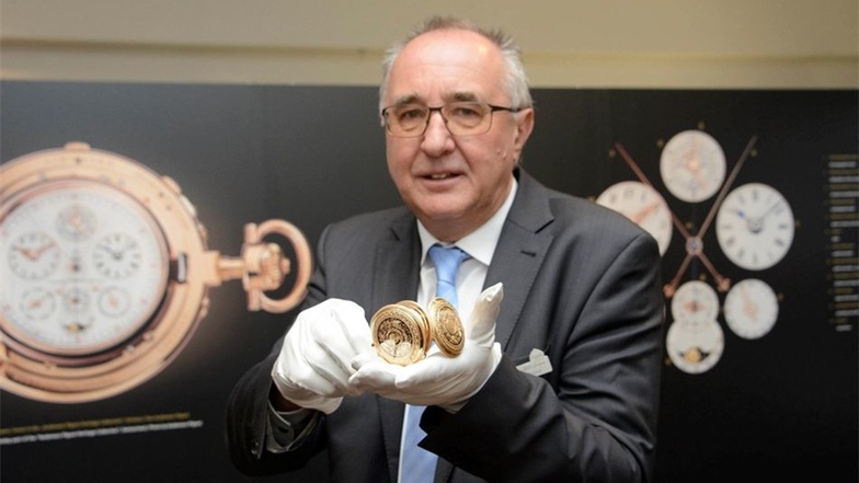 Museumsleiter Reinhard Reichel zeigt eine wertvolle Taschenuhr aus den Anfangsjahren der Uhrenmarke, die vor 125 Jahren begründet wurde.