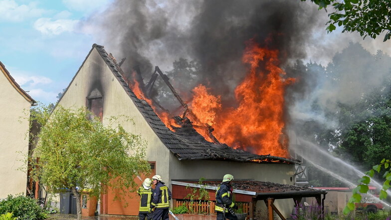 Am Freitagnachmittag brannte der Dachstuhl dieser Scheune im Neschwitzer Ortsteil Saritsch.