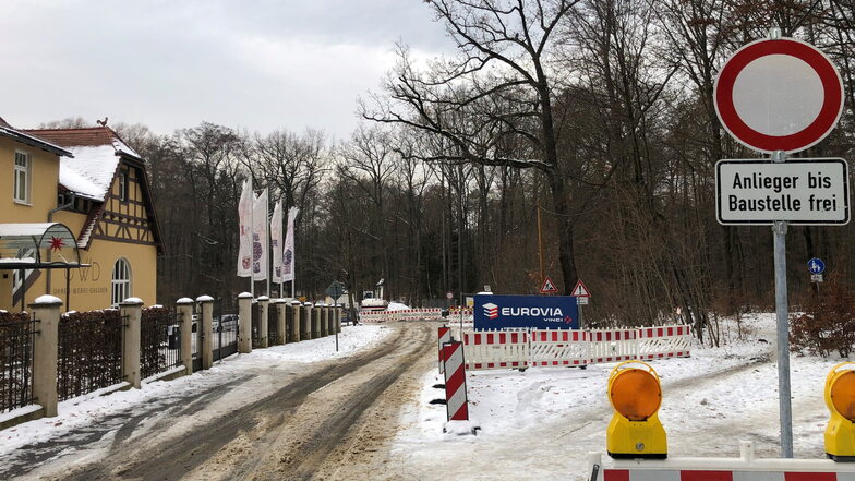 Die Bauarbeiten an der Ullersdorfer Straße sind immer noch nicht abgeschlossen. Wann die Straße wieder freigegeben wird, steht noch nicht fest.