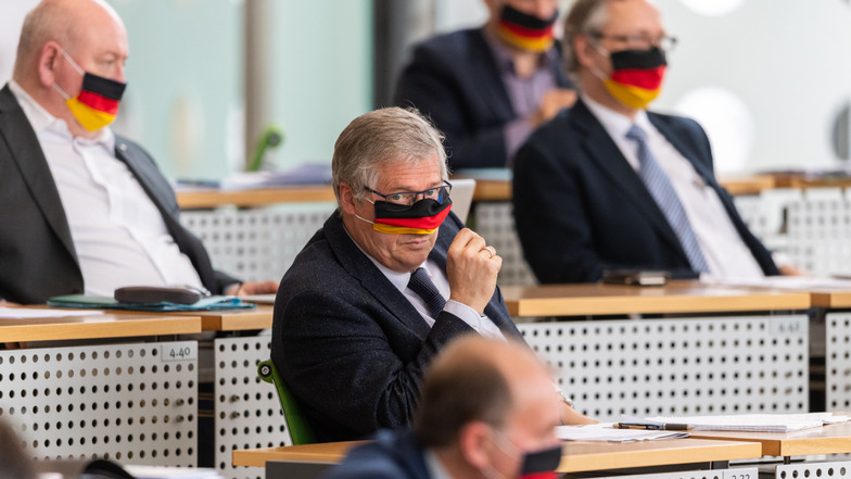 Der Landtagsabgeordnete Dietmar Frank Schaufel (AfD, M) trägt wie seine Kollegen einen Mundschutz in den Farben Schwarz-Rot-Gold.