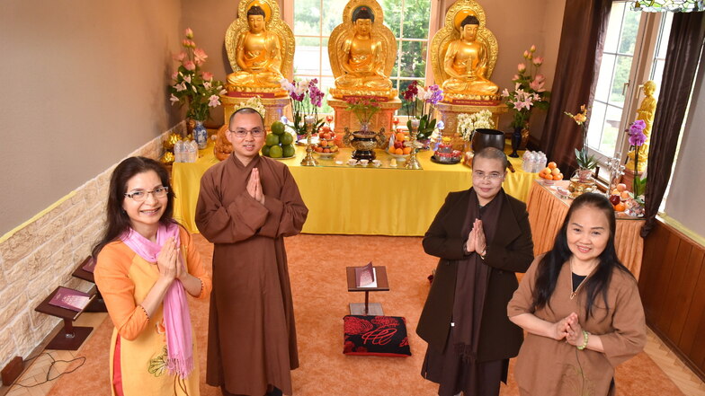 Die Vereinsvorsitzende Thi Huong Ngyen, Mönch Thich Quang Thuc, Nonne Thich Hanh Ngyen und Vereinsmitglied Ha Thi Wen Dung im Gebetsraum der Villa Zwiesel.