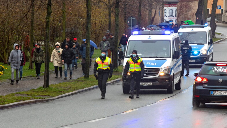 Die "Spaziergänger auf dem Zittauer Stadtring werden von einem Polizeiaufgebot begleitet. Die Beamten kontrollieren Masken- und Abstandspflicht.