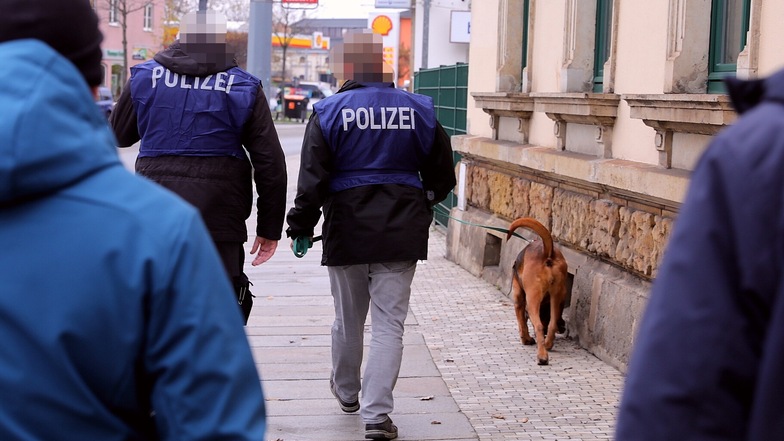 Die Polizei setzte auch einen Spürhund in Dresden-Pieschen ein.