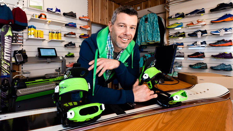 In seinem Geschäft an der Bautzener Straße in Schirgiswalde bietet André Schöne alles, was Lauf- und Wintersportler an Ausrüstung brauchen. Bei der Beratung setzt der Hobbysportler vor allem auf eigene Erfahrungen.