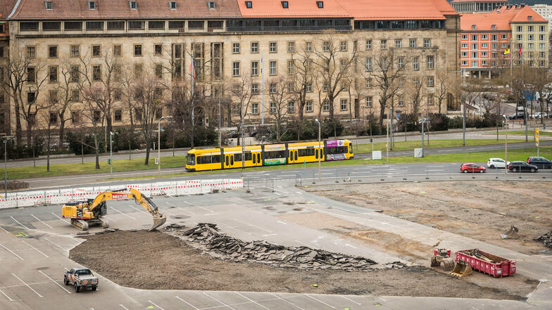 Seit Februar ist der Parkplatz auf dem Ferdinandplatz. weggefallen, wo der neue Verwaltungssitz entstehen soll.