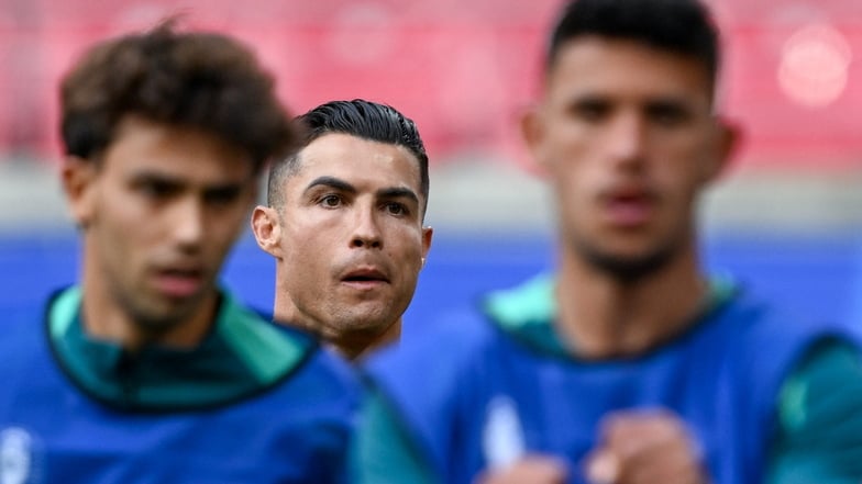 Cristiano Ronaldo (M) beim letzten Training vor dem ersten Gruppenspiel gegen Tschechien am Dienstag in Leipzig.