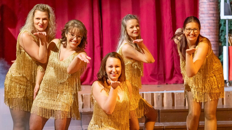 Tanzten und verteilten Küsschen beim Fasching in Struppen: Die Tänzerinnen Sandra K., Aline S., Lisa C., Lisa F. und Aline W. (v.l.).