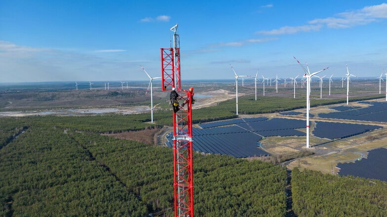 2023 hatten Industriekletterer bei Klettwitz den größten Windmessmast errichtet (im Bild Tina Vekic und Emma Guidat). Unweit davon wird jetzt und auf Basis jener Ergebnisse ein neuer Superlativ bedient: das mit 300 mlt Nabenhöhe höchste Windrad der Welt.