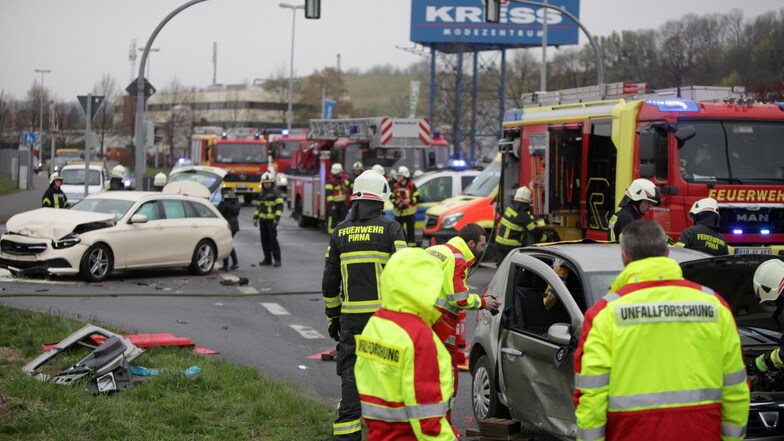 Pirna: Schwerer Unfall auf der Piependorf-Kreuzung