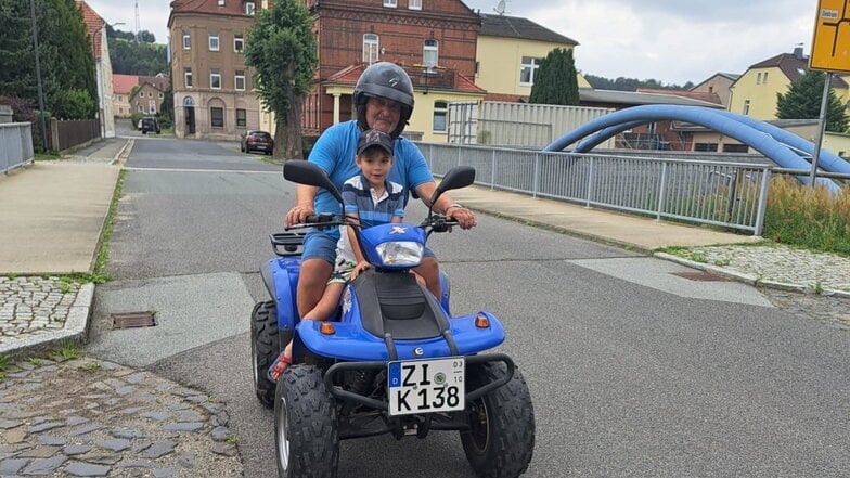 Rainer Ebermann mit seinem Enkel Viktor auf dem Quad kurz vor dem Diebstahl.