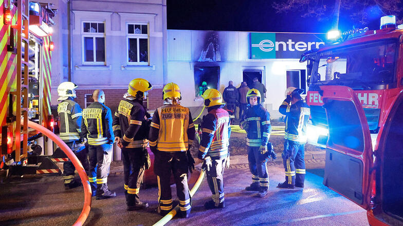 Bürogebäude von Autovermietung brennt in Chemnitz