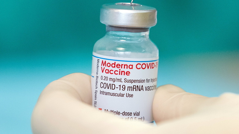 Eine Krankenschwester zieht den Impfstoff des Herstellers Moderna gegen das Coronavirus mit einer Spritze auf. Im Landkreis Meißen gehen die Fallzahlen an Neuinfizierten zurück. 40.887 Einwohner sind zum ersten Mal geimpft, 22.502. bereits zum zweiten M