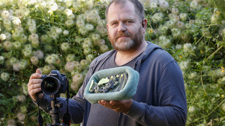 Fotograf Jörg Krause mit einer Ausstattung an Mini-Utensilien, die er für seine Arbeit mit den Sternenkindern braucht.