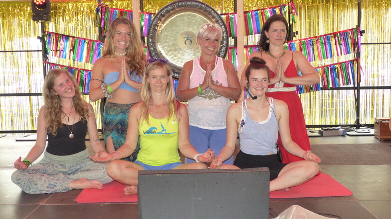Ein bisschen Indien am Partwitzer See: Dörte Freitag (Mitte oben) inmitten von Yoga-Lehrerinnen beim Yoga Beachfestival 2021.