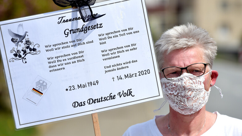 Ute Lorenz
ist extra aus Schönau-Berzdorf an die B96 nach Oderwitz gekommen, um zu demonstrieren. Sie sorgt sich um das Grundgesetz und befürchtet eine Impfpflicht.