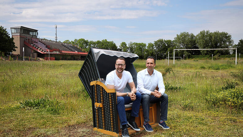 In dieser Fotomontage sitzen FVG-Chef John Jaeschke und Riesas OB Marco Müller bereits mit einem Strandkorb im Ernst-Grube-Stadion. Tatsächlich werden die Strandkörbe für den Kultursommer erst noch aufgestellt.