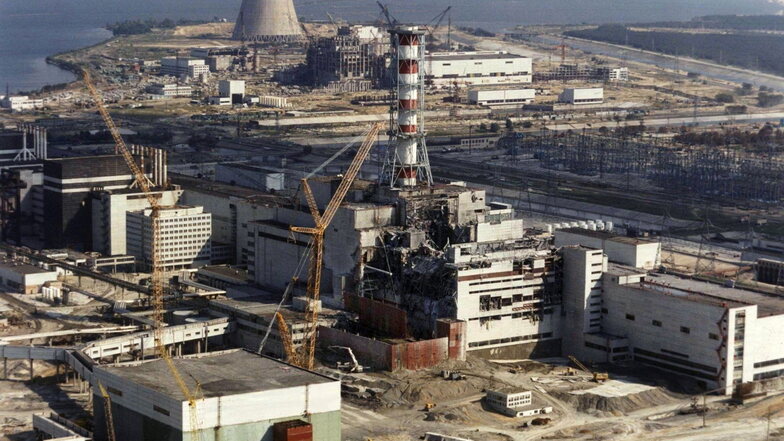 Reparaturarbeiten im Oktober 1986 im explodierten ukrainischen Atomkraftwerk Tschernobyl.