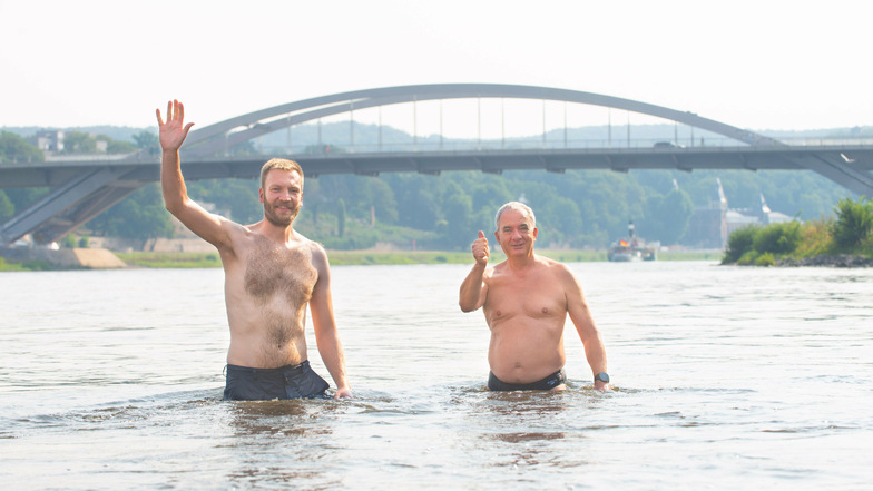 Trotz der starken Strömung sind Chef-Elbeschwimmer Daniel Baumann (l.) und SZ-Redakteur Peter Hilbert gut über die Elbe und wieder zurück ans Johannstädter Ufer gekommen.