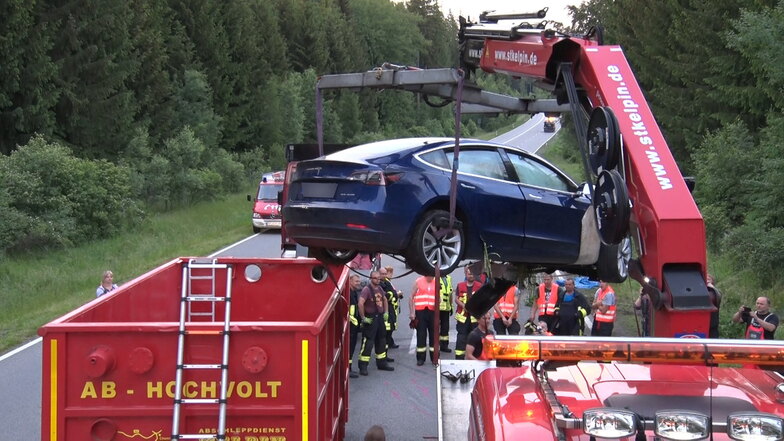 Im Juni 2020 krachte dieser Tesla auf dem Autobahnzubringer in den Gegenverkehr. Drei Frauen starben. Die Tesla-Fahrerin ist nun verurteilt worden.