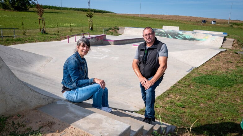 Jenny Leisker organisiert im Auftrag der Gemeinde Jahnatal den Skatecontest. Tilo Grundmann von der Ostrauer Baugesellschaft hat mit seinen Jungs dafür gesorgt, dass der Skatepark sicherer wird.