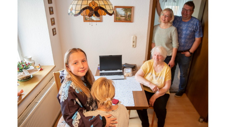 Eine ukrainische Familie hat in Kamenz im Haus von Andrea (2.v.r.) und André Haase (r.) eine Bleibe gefunden: Oma Ljuba (3.v.r.), ihre Tochter Viktoria, die auf dem Foto nicht erkannt werden möchte, und deren Tochter Anastasia.