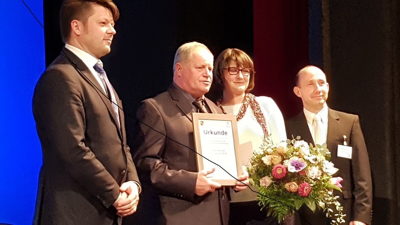 Klaus Möse (2. von links) ist der Zittauer Unternehmer des Jahres 2018. OB Thomas Zenker, Wirtschaftsförderin Gloria Heymann und David Tobias vom Handelsverband haben gratuliert