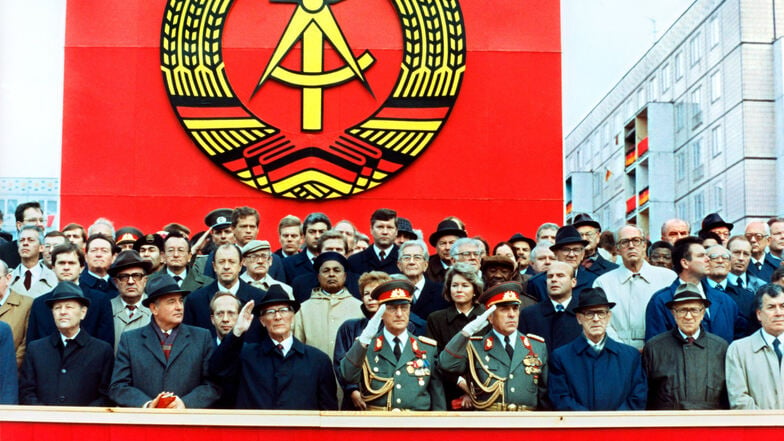 Die Ehrentribüne auf der Karl-Marx-Allee in Ost-Berlin während der Militärparade am 7. Oktober 1989mit dem sowjetischen Staats- und Parteichef Michail Gorbatschow (2.v.l.), dem DDR-Staatsratsvorsitzenden und SED-Generalsekretär Erich Honecker (3.v.l.).