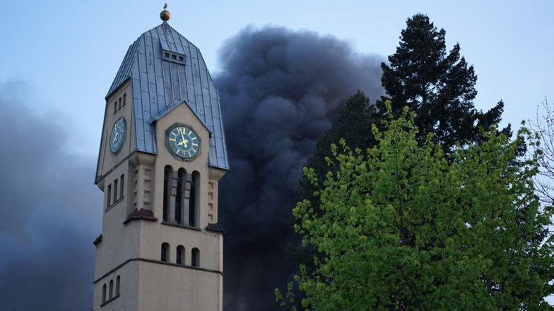 Direkt hinter der katholischen Kirche an der "Rehefelder" brannte eine Industriewäscherei.
