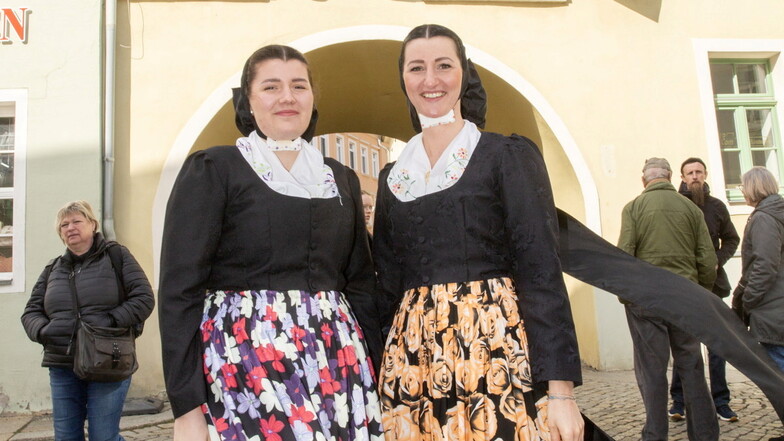 Pauline und Theresa Weidlich aus Crostwitz zeigen ihre sorbischen Alltagstrachten.