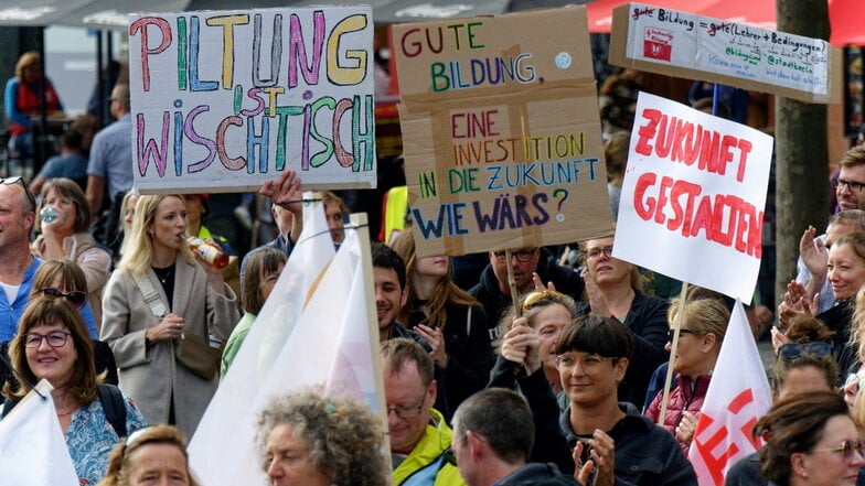 Bundesweit gehen Tausende Menschen auf die Straßen und fordern mehr Investitionen in die Bildung. Auch in Sachsen wird demonstriert.