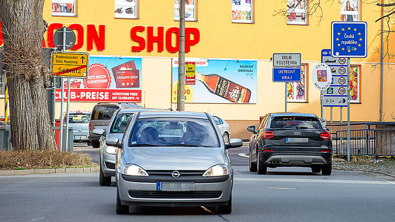 In den tschechischen Grenzorten rollt der Verkehr oft zur ausgedehnten Shoppingtour. Ein Preisvergleich lohnt sich aber auf jeden Fall, denn auch in Tschechien sind sie zum Teil gestiegen.