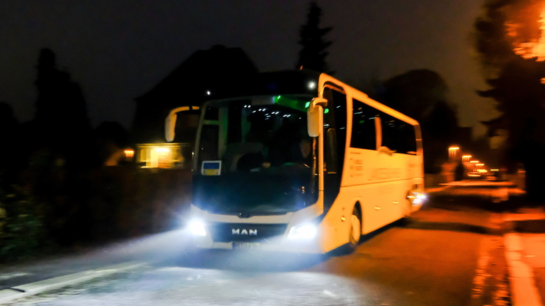 Auch ein Bus der Landesbühnen ist dabei, um auf dem Rückweg Kriegsflüchtlinge nach Radebeul zu bringen.