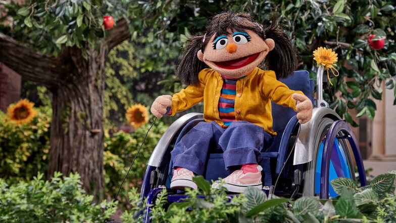 Sie hat zwei Zöpfe, trägt eine gelbe Jacke, ist ziemlich vorlaut und sitzt im Rollstuhl - die "Sesamstraße" hat eine neue Bewohnerin. Die Puppe heißt Elin und ist sieben Jahre alt.