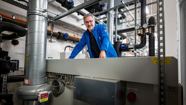 Uwe Bohn, technischer Leiter der Helios-Klinik Leisnig, zeigt die Basis-Technik, die für frische Luft in der Notaufnahme und künftig auch auf der Intensivstation sorgt.
