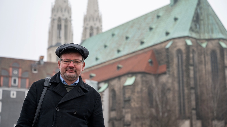 Matthias Paul, Pfarrer der Evangelischen Innenstadtgemeinde Görlitz, auf der Altstadtbrücke mit Blick auf die Peterskirche.