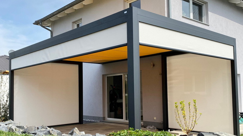 Schatten.pro verkauft und montiert Terrassenüberdachungen der österreichischen Firma Hella, die in Deutschland produziert.