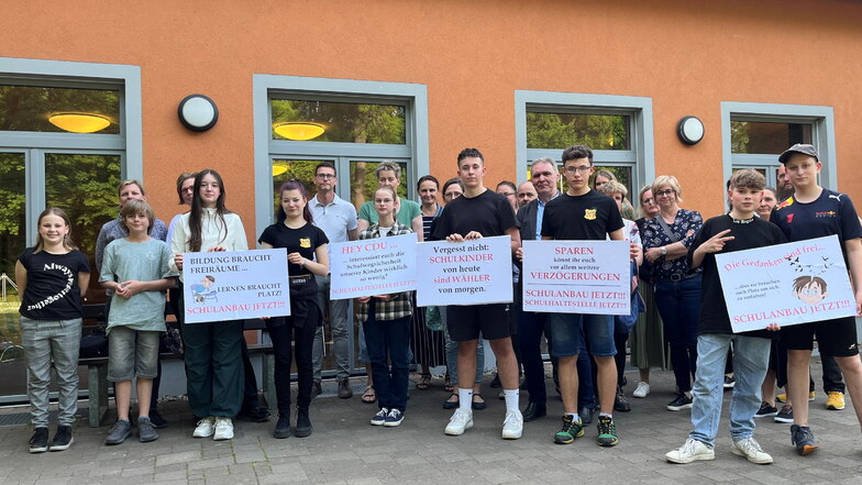 Ein klares Statement gaben Schüler und Lehrer der Boxdorfer Kurfürst-Moritz-Schule sowie Eltern und Großeltern vor der Gemeinderatssitzung im Ortsteil Steinbach ab.