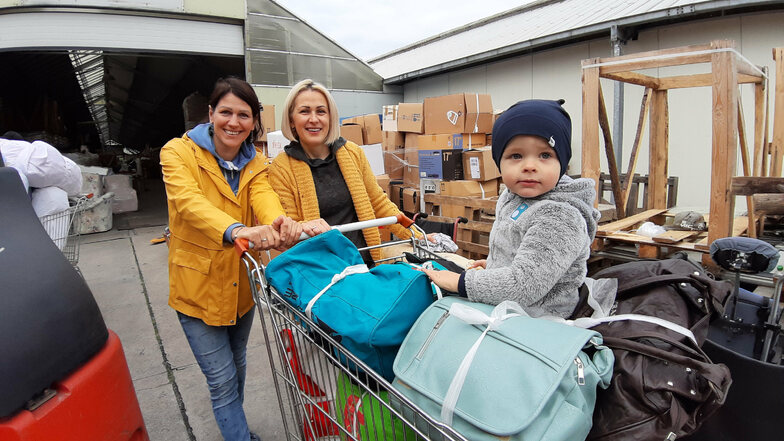 Raminta Kretschmann (links) und Lina Simkaitiene packten beim Beladen des Hilfstransportes mit an. Der zweijährige Matas überwachte ihre Arbeit.
