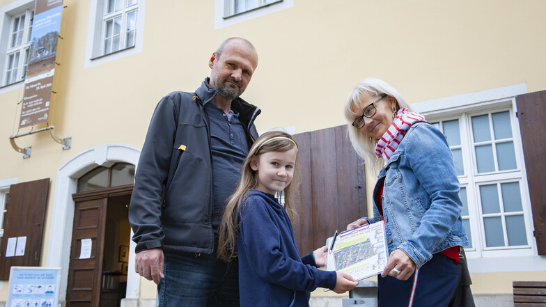 Lina startet mit ihren Eltern Kathleen und Holger Raschke vom Museum aus die Preusker-Rallye.